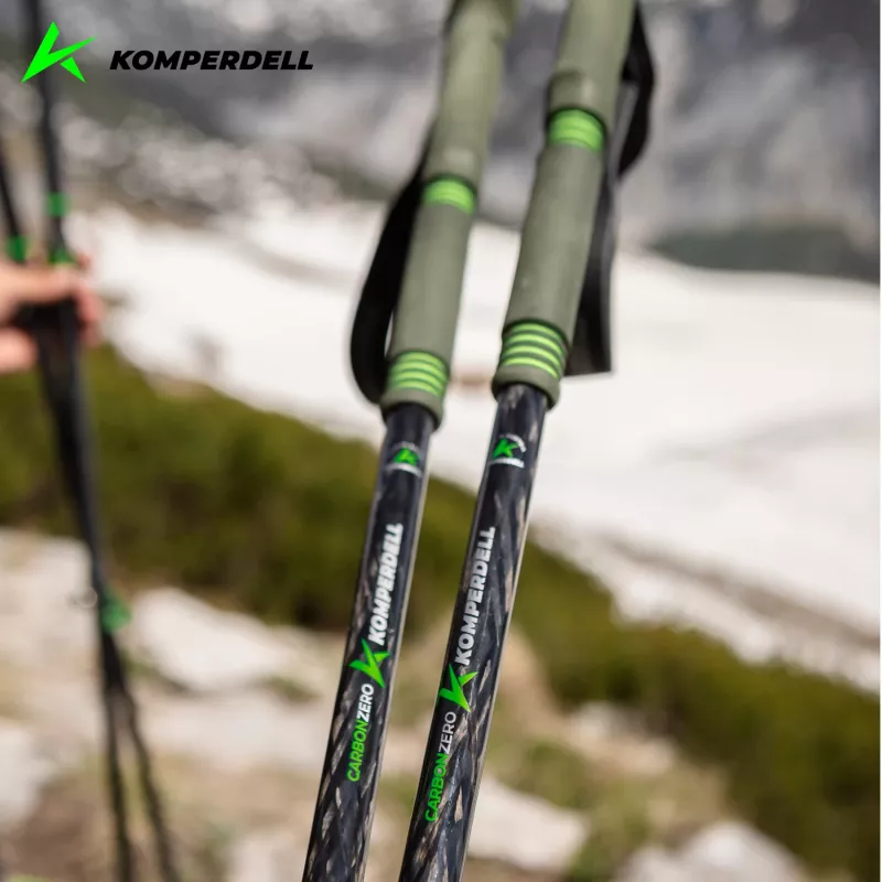 Komperdell Carbon Pro Zero teleskopinės trekingo lazdos, anglies pluošto vamzdis su titanalio apatine dalimi, Powerlock 3.0, Trek Pro 280 putų rankena, keičiami Vario ratukai