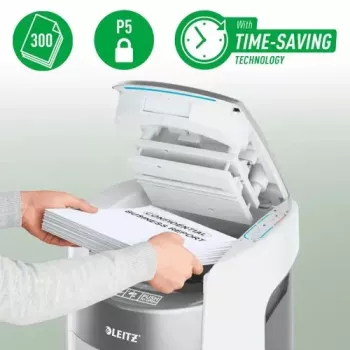 Leitz IQ Optimax AutoFeed 300 P5 mikro pjovimo dokumentų smulkintuvas su 300 lapų automatiniu padavimu, 60L talpa, juodas/sidabrinis