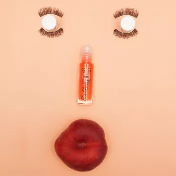 Nailmatic Kids Roll-On Lip Gloss Peach 6,5ml - drėkinantis veganiškas vaikiškas lūpų blizgesys su abrikosų kauliukų aliejumi ir vitaminu E