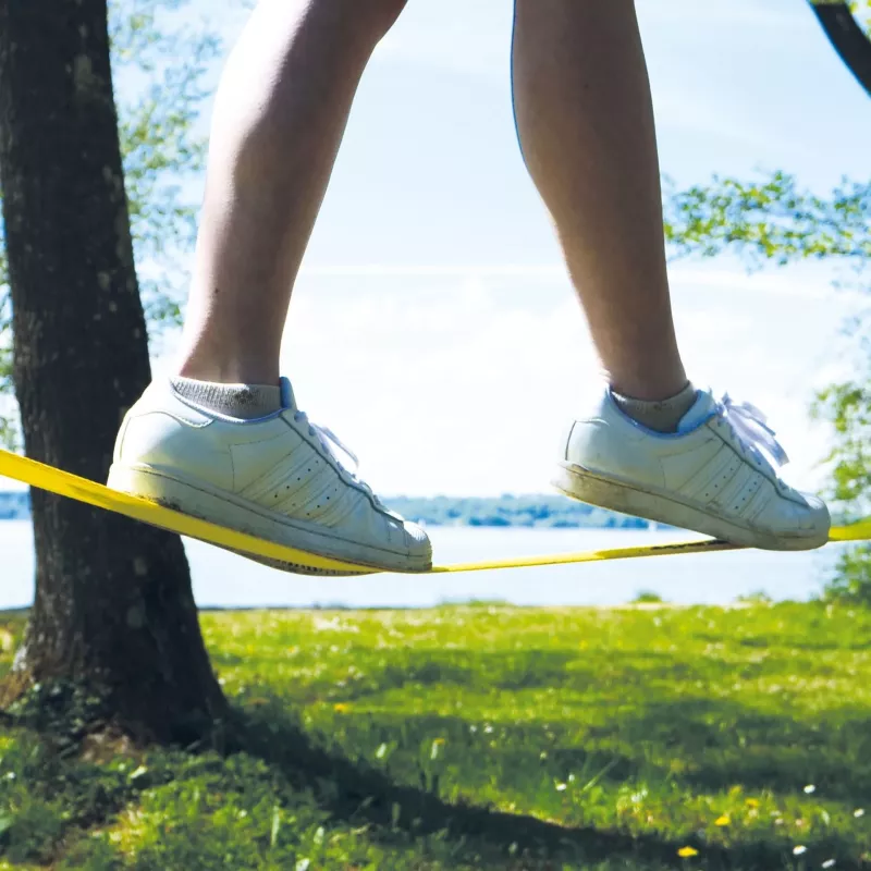 SCHILDKRÖT Slackline rinkinys 15 m geltonas, 50 mm pločio su reketiniu įtempikliu - pusiausvyros treniravimo komplektas 970701