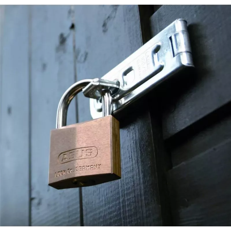 ABUS 85/40 kieto žalvario spynos su grūdintu plieniniu lankeliu, 40 mm, rakinama, 2 raktai 806308