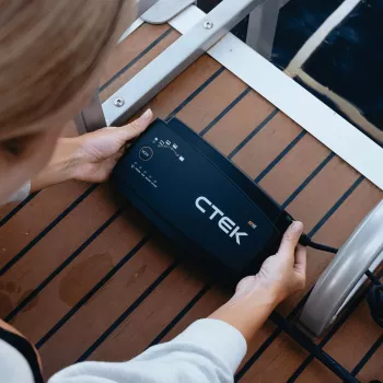CTEK M15 EU 40-192 automatinis akumuliatorių įkroviklis 12V 15A švino-rūgštiniams ir ličio akumuliatoriams