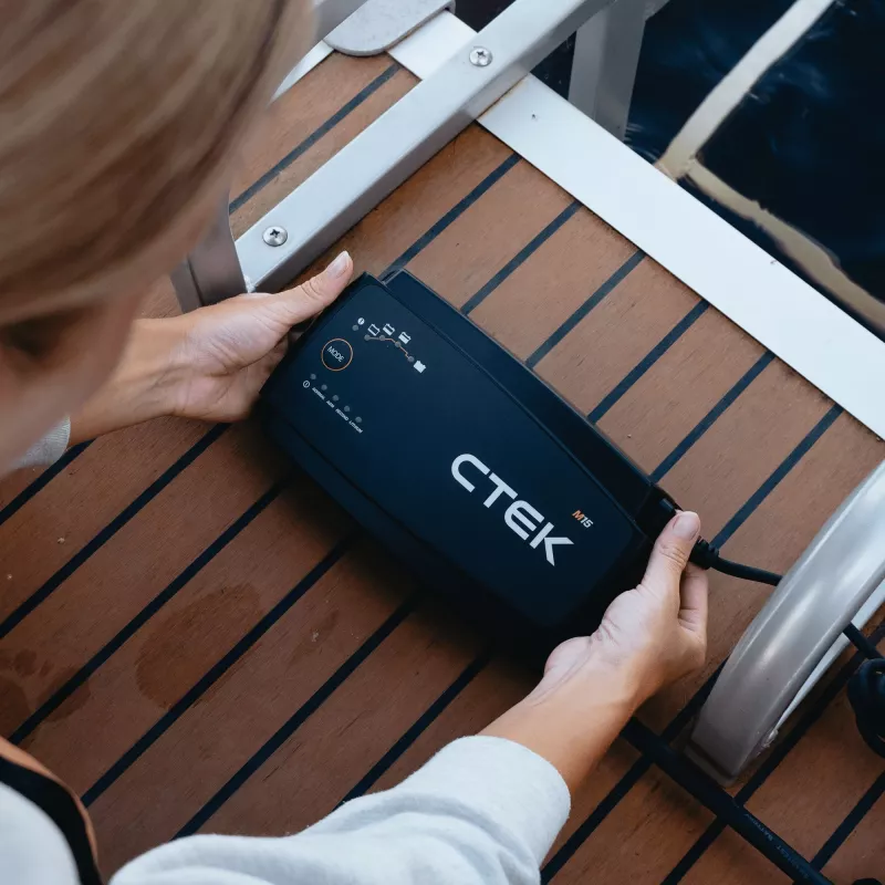 CTEK M15 EU 40-192 automatinis akumuliatorių įkroviklis 12V 15A švino-rūgštiniams ir ličio akumuliatoriams