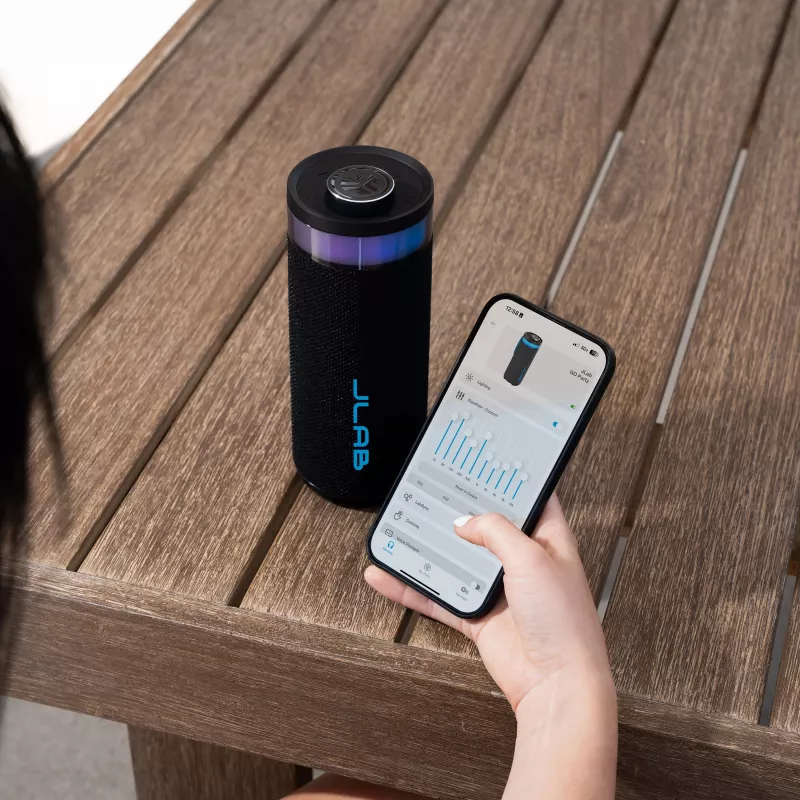 JLab Go Party nešiojamas Bluetooth garsiakalbis su 20W galia, IPX6 atsparumas vandeniui, 15 val. baterija, įmontuotas mikrofonas, apšvietimo režimai, juodas