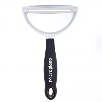 Microplane Peeler XL sukiojamas skustuvas su chirurginio plieno ašmenimis, ergonomiška soft-touch rankena, integruotu akelių šalintuvu, juodas