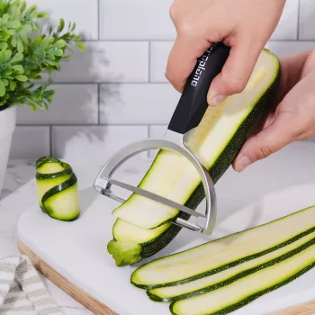 Microplane Peeler XL sukiojamas skustuvas su chirurginio plieno ašmenimis, ergonomiška soft-touch rankena, integruotu akelių šalintuvu, juodas