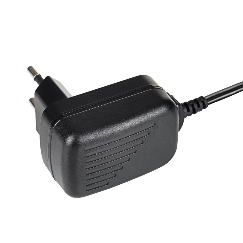 Akyga AK-TB-08 universalus maitinimo adapteris 5 V / 1 A 5 W, DC 5,5 x 2,1 mm, 1,4 m, juodas