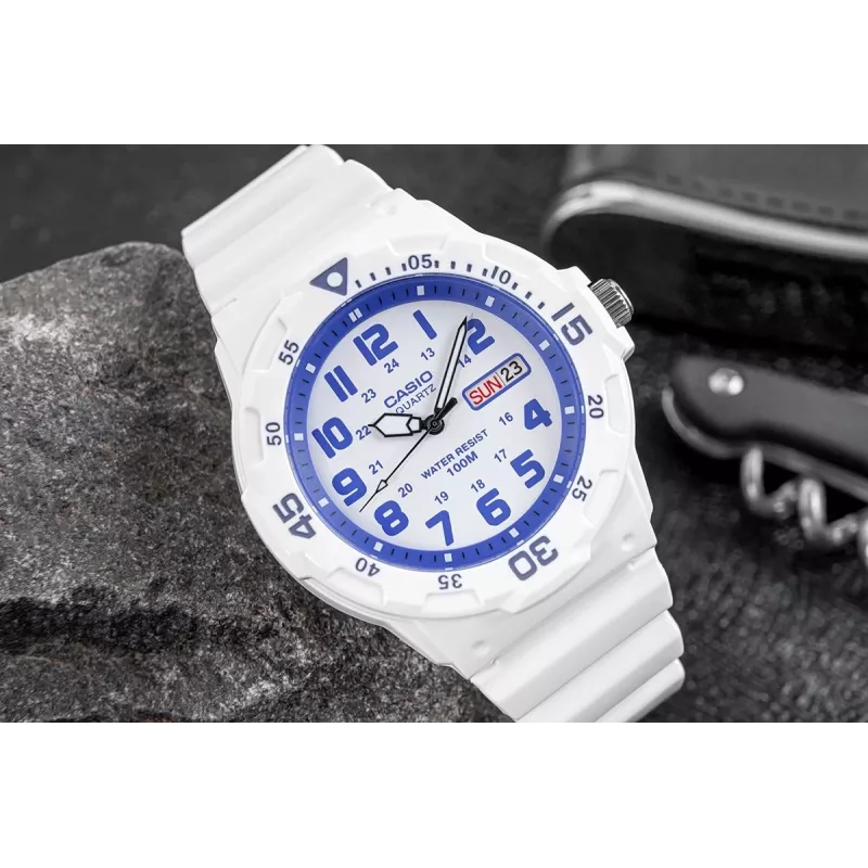 CASIO MRW200HC7B2VD Vyrų Analoginis Kvarcinis Laikrodis su Dienos-Datos Rodymu, 100m Atsparus Vandeniui, Dervos Juosta, Baltas Ciferblatas, Mėlynas/Raudonas Rėmelis
