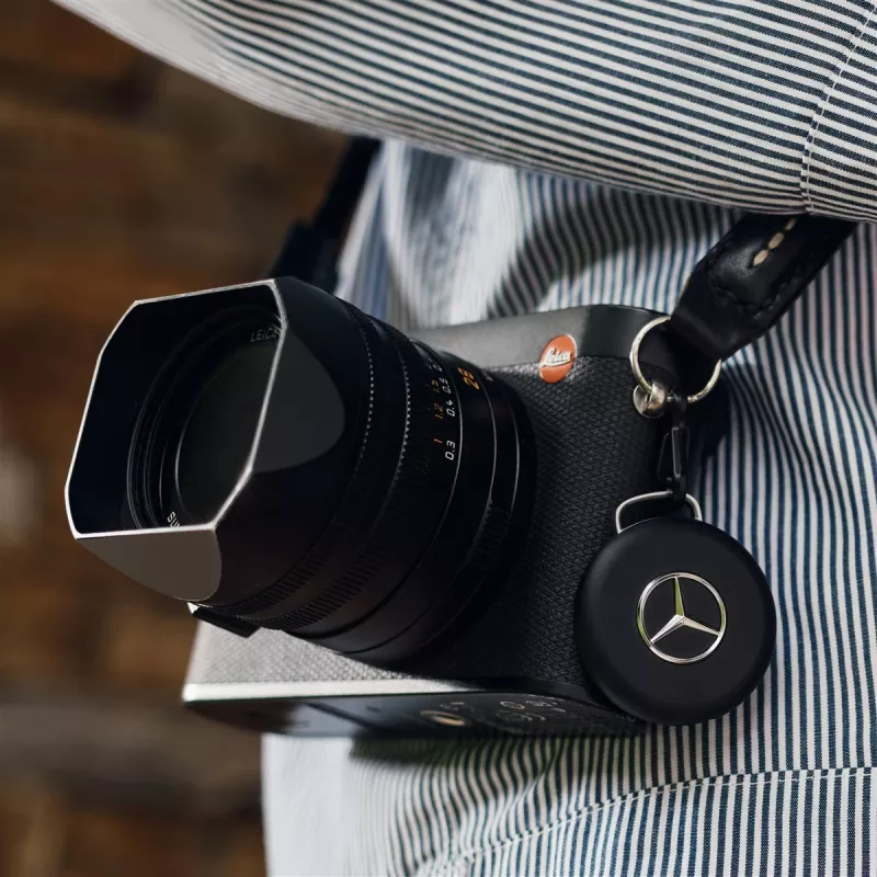 Chipolo LOOP Mercedes – Įkraunamas Bluetooth sekiklis su silikonine kilpa, skirtas iOS ir Android, juodos spalvos