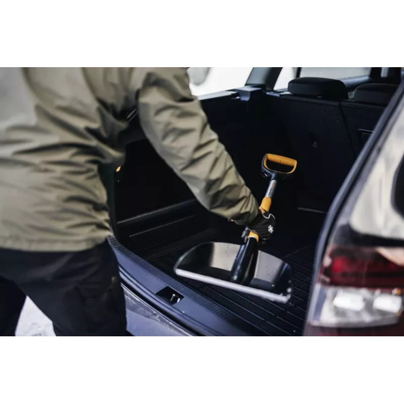 Fiskars X-series teleskopinis sniego kastuvas automobiliui (juodas/oranžinis)