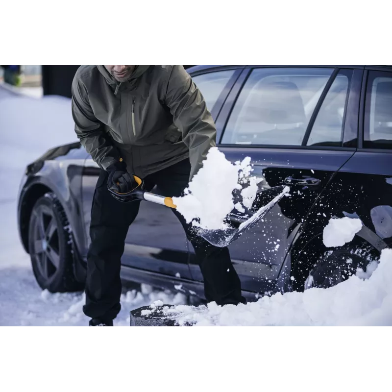 Fiskars X-series teleskopinis sniego kastuvas automobiliui (juodas/oranžinis)