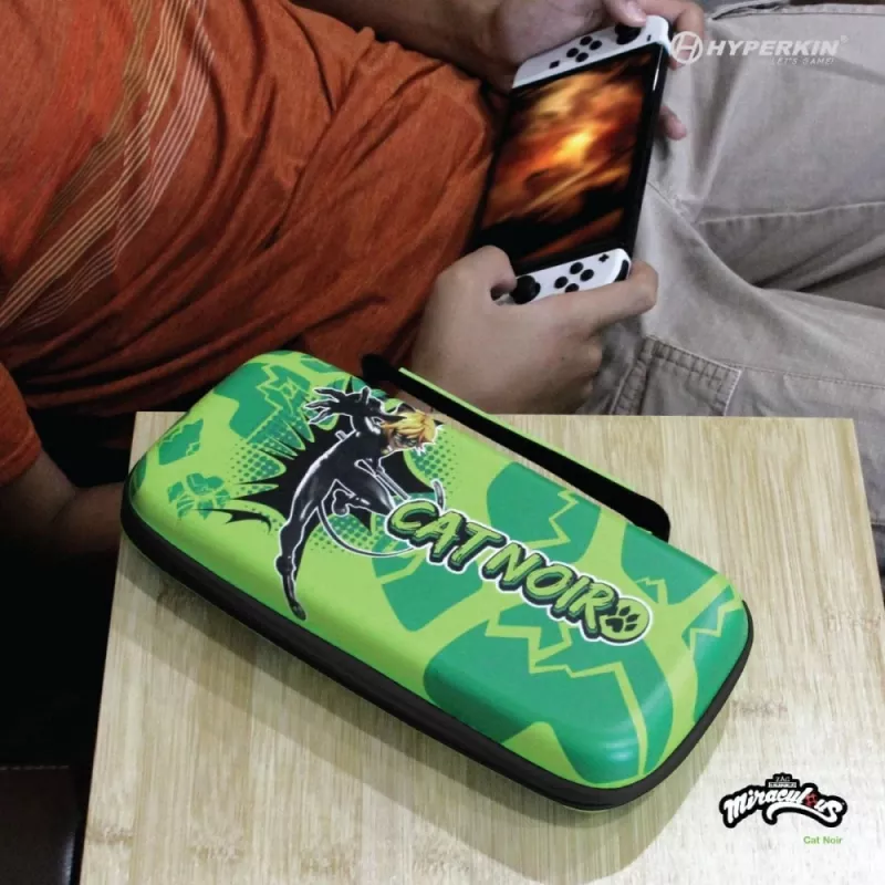 Hyperkin M07541-MTCN Kietas Dėklas, Žalias, Įvairiaspalvis, PEVA, Skirtas Nintendo Switch Lite, Atsparus Smūgiams, Atsparus Vandeniui, Nešiojimo Maišelis