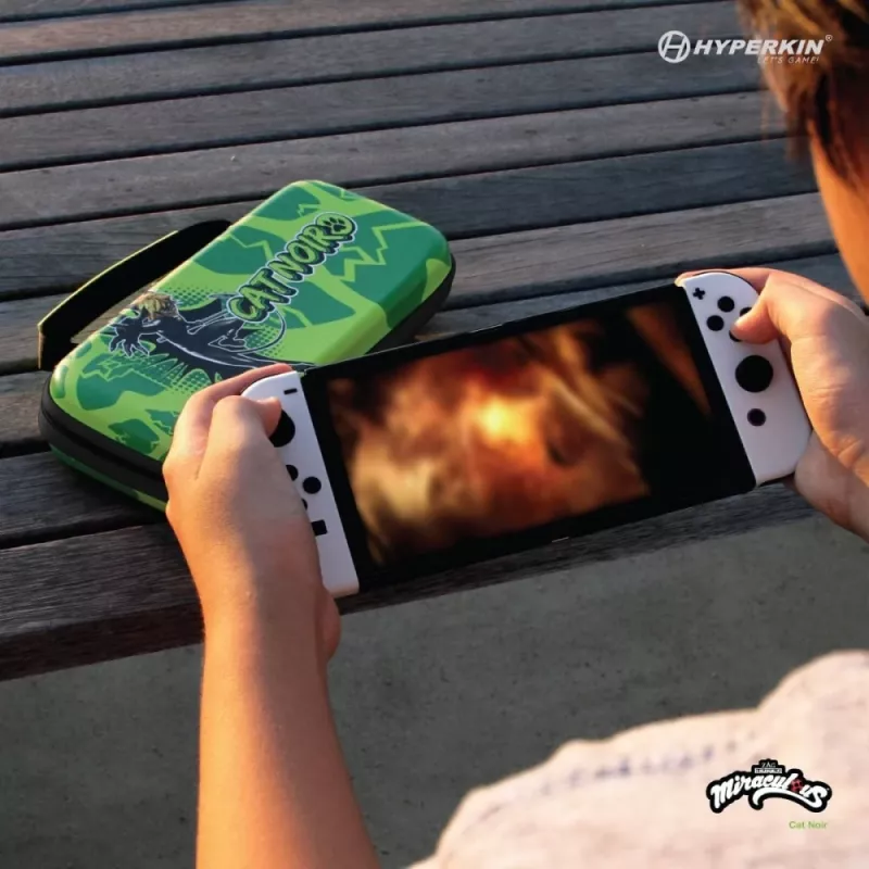 Hyperkin M07541-MTCN Kietas Dėklas, Žalias, Įvairiaspalvis, PEVA, Skirtas Nintendo Switch Lite, Atsparus Smūgiams, Atsparus Vandeniui, Nešiojimo Maišelis