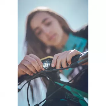 Lezyne LED žibintų rinkinys USB pora – 200 liumenų priekyje ir 10 liumenų gale, IPX7, integruotas USB įkrovimas