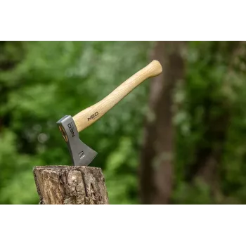 NEO TOOLS Bushcraft kirvis su apvalkalu 400g | Kaltas didelio anglies plieno, hikorio rankena