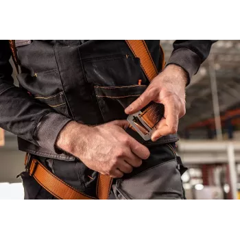 NEO TOOLS Saugos komplektas su apsaugine virve – PROTEKT P-01 pilnas kūno diržas, 2 m kernmantle lynas, plieniniai karabinai, EN 361/354/363, CE 0082