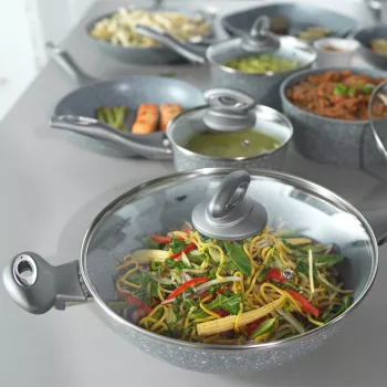 Salter Marblestone Wok 28cm pilka – Kaltinis aliuminis, nelipanti danga, tinka indukcijai