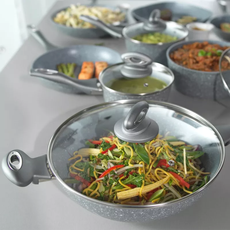 Salter Marblestone Wok 28cm pilka – Kaltinis aliuminis, nelipanti danga, tinka indukcijai