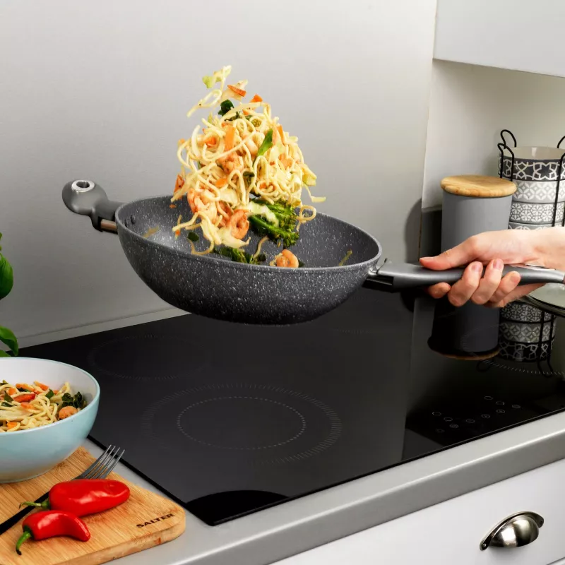 Salter Marblestone Wok 28cm pilka – Kaltinis aliuminis, nelipanti danga, tinka indukcijai