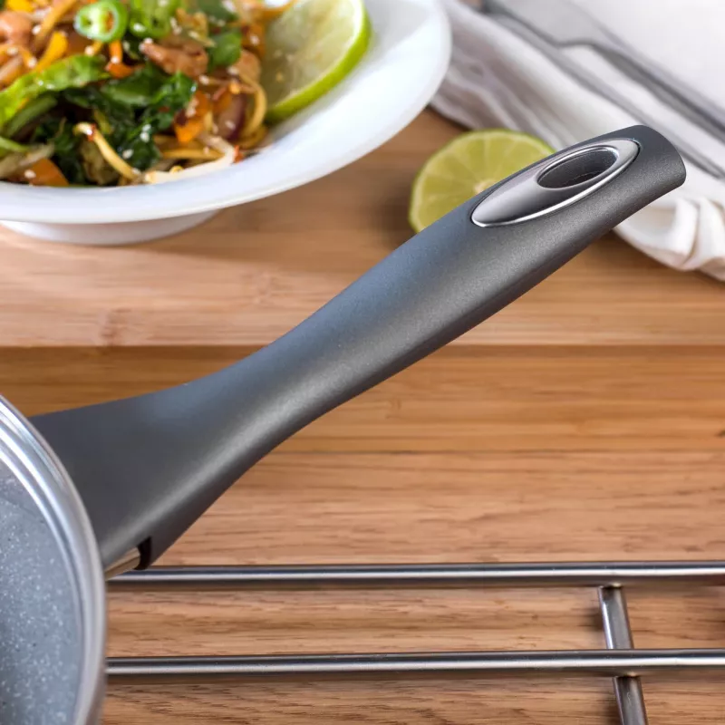 Salter Marblestone Wok 28cm pilka – Kaltinis aliuminis, nelipanti danga, tinka indukcijai