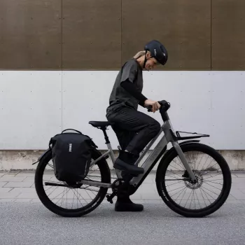 Thule 5476 Shield Pannier 22L su InLock juoda