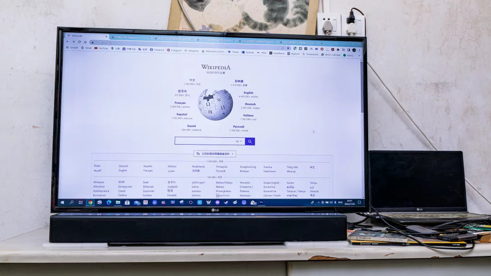 Soundbaras po televizoriumi ant spintelės