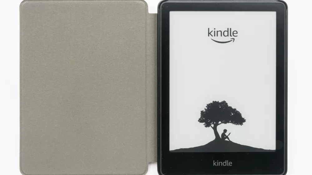 „Kindle Paperwhite“ skaityklė atverstame dėkle