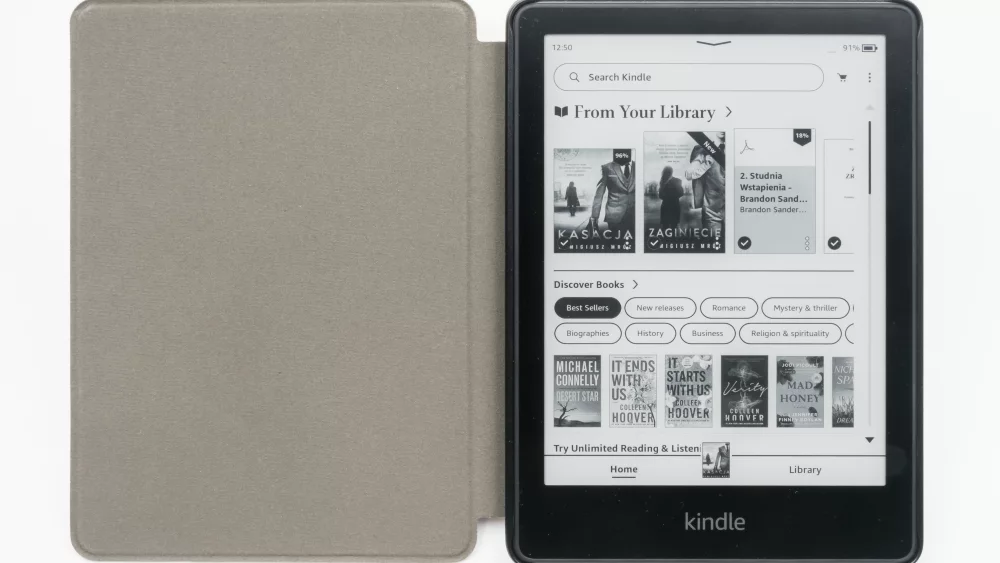 „Kindle Paperwhite“ skaityklė dėkle su bibliotekos langu ekrane