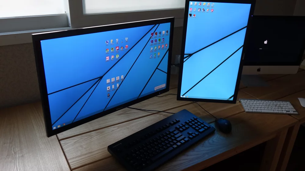 Darbo vieta su dviem monitoriais ir klaviatūra