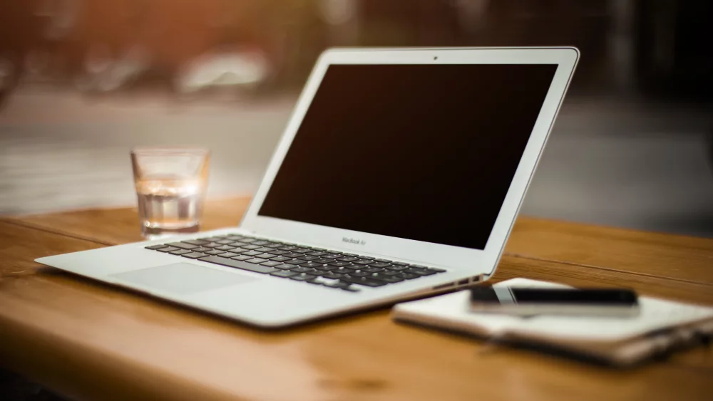Windows 11 suderinamumo patikra nesiojamojo kompiuterio ekrane
